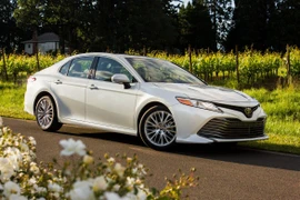Toyota đồng loạt giảm giá xe trước khi Camry 2019 về Việt Nam