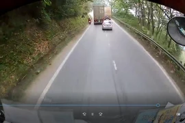Đôi nam nữ vượt ẩu trên đường đèo