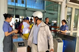 Sân bay và ga tàu đông kín trong ngày đầu nghỉ lễ