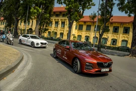'Đã mắt' với dàn VinFast Lux trên đường phố Hà Nội