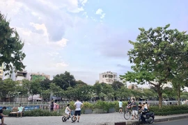 TP.HCM: Nhiều tuyến đường, công viên tụ tập đông người 