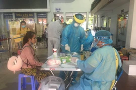 Lấy mẫu xét nghiệm COVID-19 khi hành khách đến ga Sài Gòn