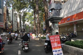 Người dân TP.HCM đội nắng đi mua bảo hiểm ô tô, xe máy