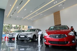 Ô tô nhập giá hơn 400 triệu đồng/xe ùn ùn vào Việt Nam