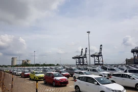 Ô tô nhập giá từ 400 triệu đồng/xe ùn ùn vào Việt Nam