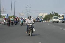 Nhiều người điều khiển xe nhưng chưa thực sự hiểu đúng về các loại biển báo giao thông. Ảnh: TN