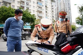 Để quên bằng lái xe ở nhà, tài xế làm sao chứng minh khi bị CSGT thổi phạt?