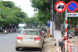 Dù không có biển cấm, tài xế cũng không được dừng và đỗ xe ở nơi này