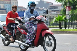 Nguy hiểm rình rập từ váy chống nắng khi chị em đi xe máy