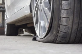 Ô tô bị xẹp lốp lúc giãn cách, chủ xe cần làm gì?