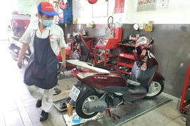 Người dân TP.HCM cứu bình ắc quy xe máy trước khi được nới lỏng giãn cách