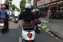 'Nạm kim cương' cho biển số xe, coi chừng bị CSGT tước bằng lái
