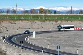 Ô tô điện sẽ được sạc pin khi đang chạy trên cao tốc