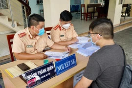 Người đủ 15 tuổi trở lên được đăng ký xe chính chủ 