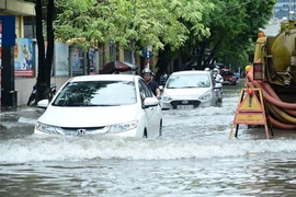Ô tô bị ngập hai phần bánh xe, chủ xe cần làm ngay điều này