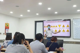 Chưa có tiền mua ô tô có nên đi học bằng lái xe?