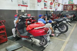 Cô gái 'tá hỏa' khi mua xe máy sau 8 năm mới thay lốp lần đầu