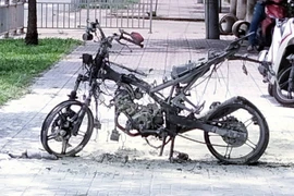 Xe máy cháy trụi trên vỉa hè tại TP.HCM