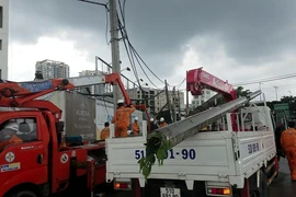 Xe ben kéo dây cáp viễn thông làm nhiều trụ điện gãy nghiêng