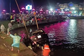 Từ vụ ô tô rơi xuống hồ ở Đà Lạt: Người ngồi trong ô tô nên làm gì khi xe bị rơi xuống nước?
