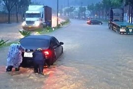 Tàu lửa bị chia cắt do lũ ở Huế, Đà Nẵng