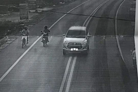 Lái xe quay trở lại thành phố, cẩn trọng bị phạt nguội vì chạm vạch kẻ đường