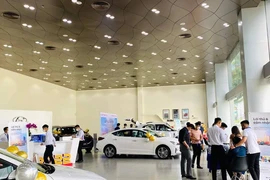 Loạt ô tô giảm giá sâu, Bộ Tài chính không đồng ý giảm 50% lệ phí trước bạ