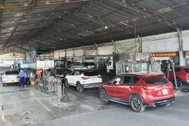 Tái diễn cảnh xếp hàng chờ kiểm định xe lúc nửa đêm tại TP.HCM