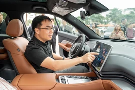 Những vị khách hàng đầu tiên nhận xe VinFast VF 9 nói gì?