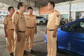 Người dân có thể tự dán tem sau khi hoàn thành các hạng mục đăng kiểm