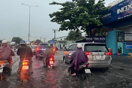 Mưa lớn khiến nhiều tuyến đường ở TP Thủ Đức 'nuốt' nửa bánh xe 