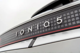 Người dùng nói gì về mẫu xe điện cao cấp của Hyundai?