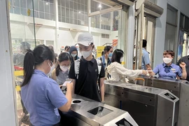 Người dân ùn ùn đi nghỉ lễ bằng tàu hỏa