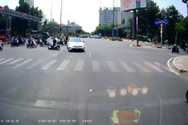 Tranh cãi không ngừng về clip ô tô trắng có vượt đèn đỏ và khiến xe máy ngã hay không?