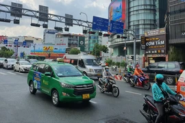 Tài xế bức xúc vì nhiều người cố tình chạy chậm và 'ôm' làn ngoài khi tham gia giao thông