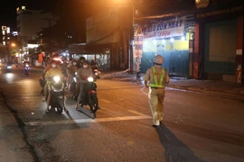 Đang dừng đèn đỏ, Cảnh sát giao thông có được kiểm tra nồng độ cồn?