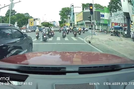 Đang đi đèn xanh ở giây số 23 thì tín hiệu giao thông bất ngờ chuyển sang đèn vàng, đỏ