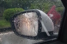 Xử lý kính chiếu hậu ô tô như thế nào cho dễ nhìn trong mùa mưa bão?