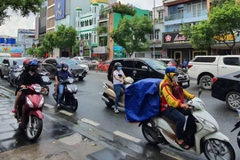Người điều khiển xe máy cố tình chạy tốc độ 'rùa bò' sẽ bị xử phạt bao nhiêu?