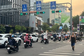 Xe máy không nhường đường cho người khuyết tật đi xe lăn: Bị phạt bao nhiêu tiền?