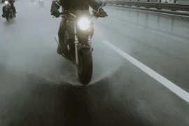 Đi xe máy vào ban đêm cần lưu ý điều này