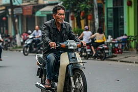 Vừa lái xe máy một tay, vừa hút thuốc có vi phạm luật giao thông?