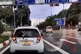 Xe cứu thương vượt đèn đỏ va chạm với xe máy: Ai là người chịu trách nhiệm?