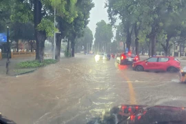 Đừng 'thử giới hạn' của ô tô qua vùng ngập nếu không muốn trả giá đắt