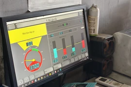 Đạp gia tốc khi kiểm định khí thải xe đời cũ, động cơ yếu có thể gặp hiện tượng 'sặc nhiên liệu'
