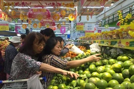 Chen chân mua trái cây chưng mâm ngũ quả