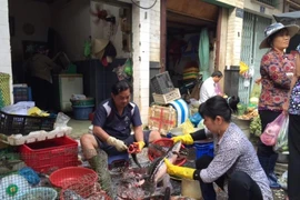 Thực phẩm, hoa Tết đang tăng giá