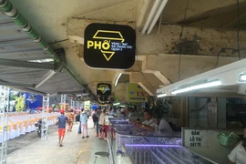 Du khách nước ngoài than thở không biết chơi gì, mua gì 