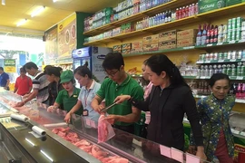 Vào siêu thị mà cứ ngỡ đang ở chợ 