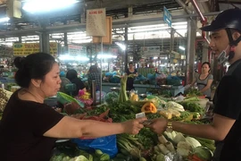 Nông sản về chợ TP.HCM đột ngột giảm mạnh do mưa bão